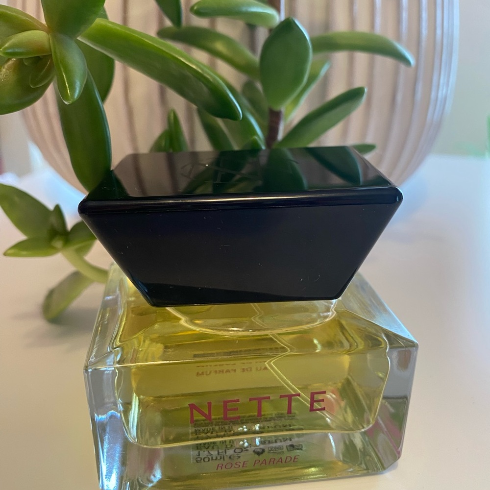 Nette Rose Parade Perfume